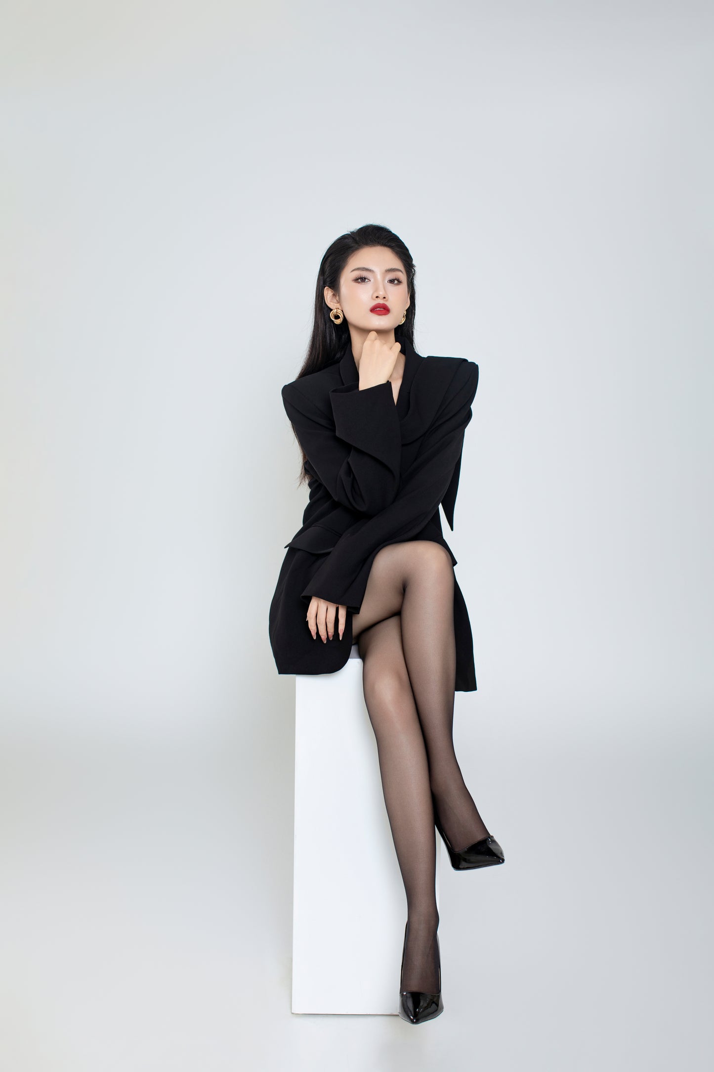Model wearing Ellen blazer in bigger size for a relaxed and oversized look